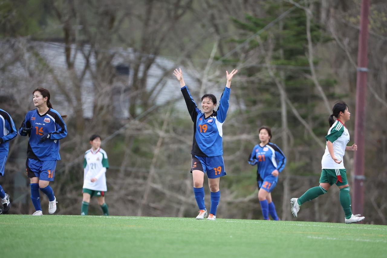画像: 【準々決勝】シュロス松本 vs ITOフェリス（写真中央）／写真：高野徹