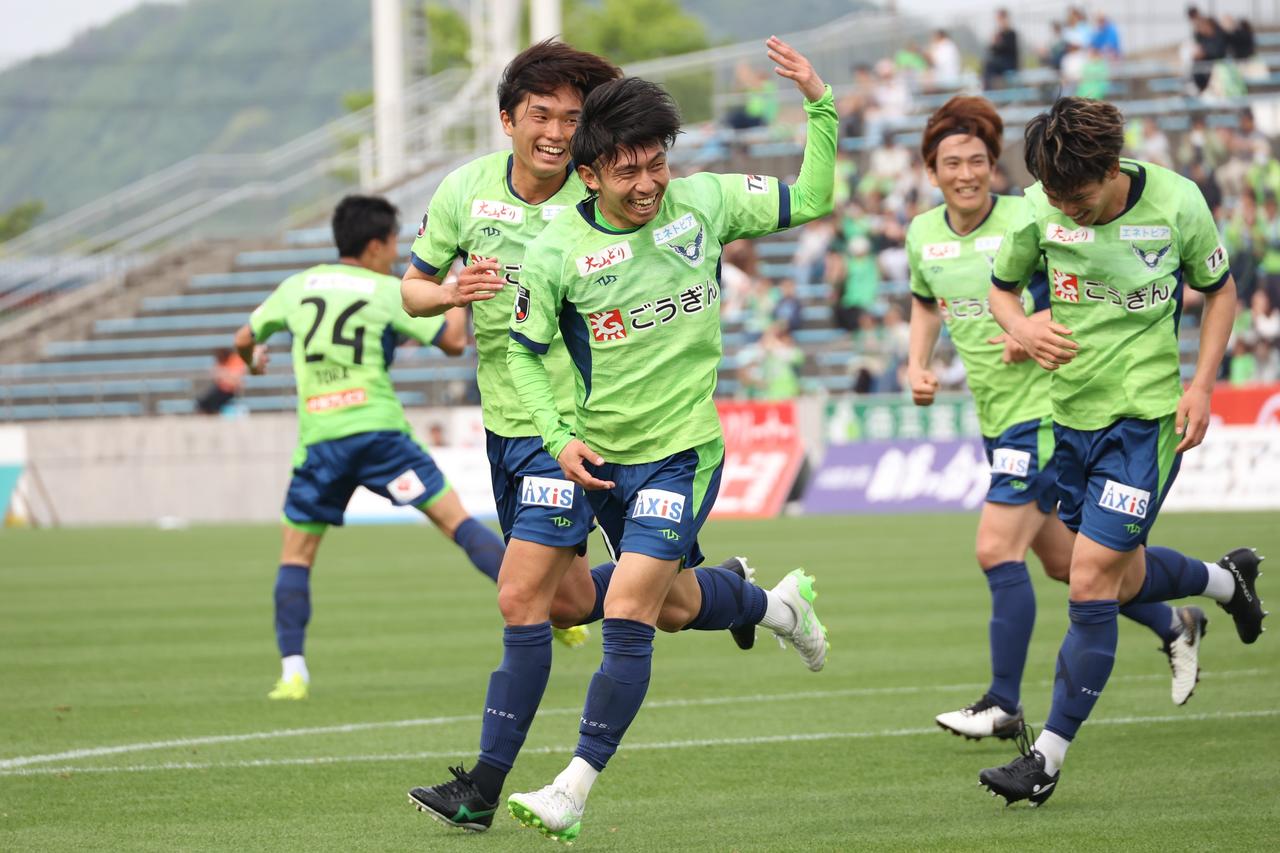 画像 : 3番目の画像 - 【写真】ロングスローのボールが流れてきたところをヘッドで合わせて2点目を決めた三木は、駆け寄ってきたチームメイトを喜びを分かち合った（写真◎石倉利英） - サッカーマガジンWEB