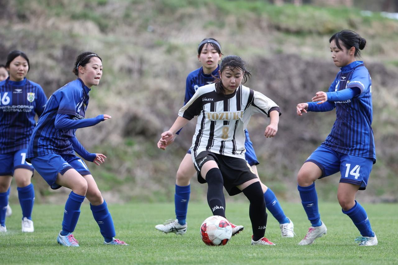 画像: 【準々決勝】戸塚U-15 （写真中央）vs 松商学園高校（写真右・左中央）／写真：高野徹