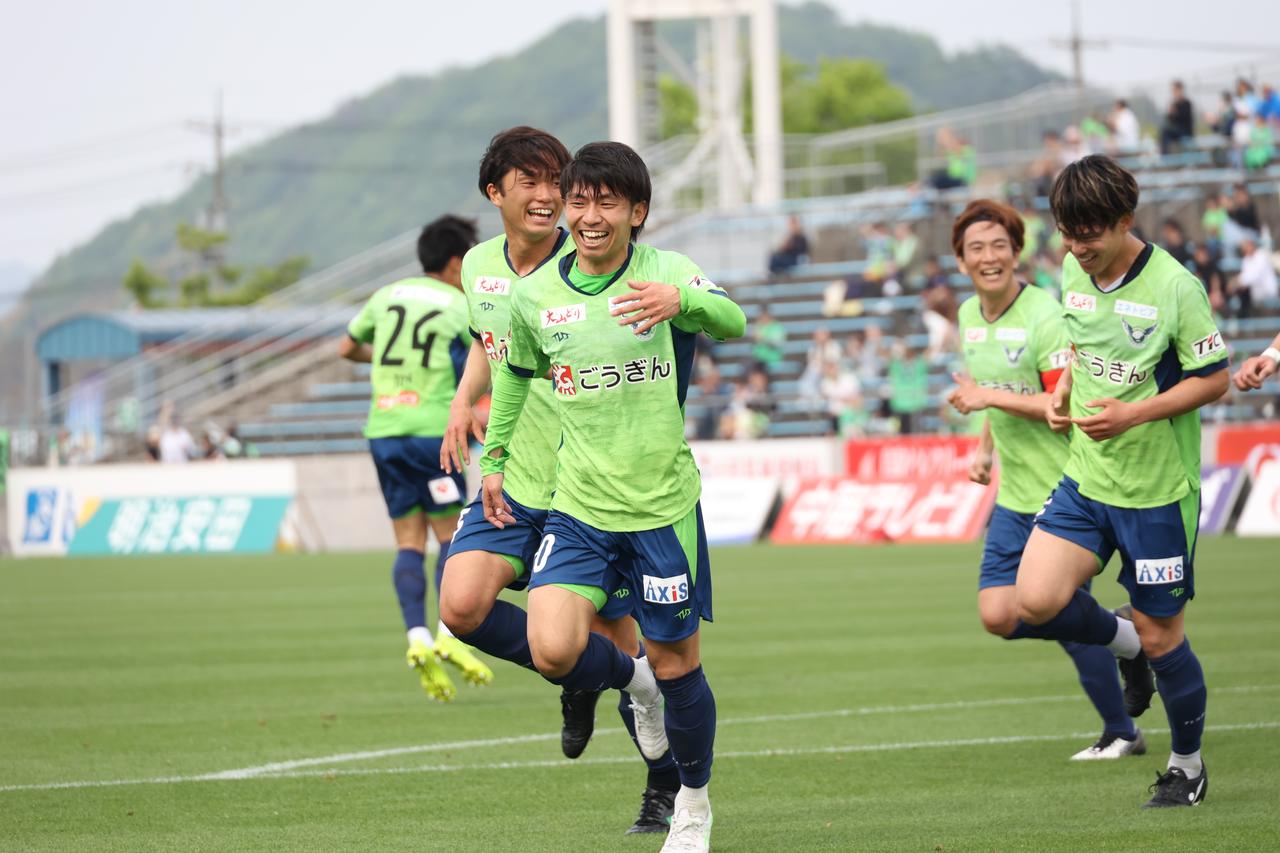 画像 : 4番目の画像 - 【写真】ロングスローのボールが流れてきたところをヘッドで合わせて2点目を決めた三木は、駆け寄ってきたチームメイトを喜びを分かち合った（写真◎石倉利英） - サッカーマガジンWEB