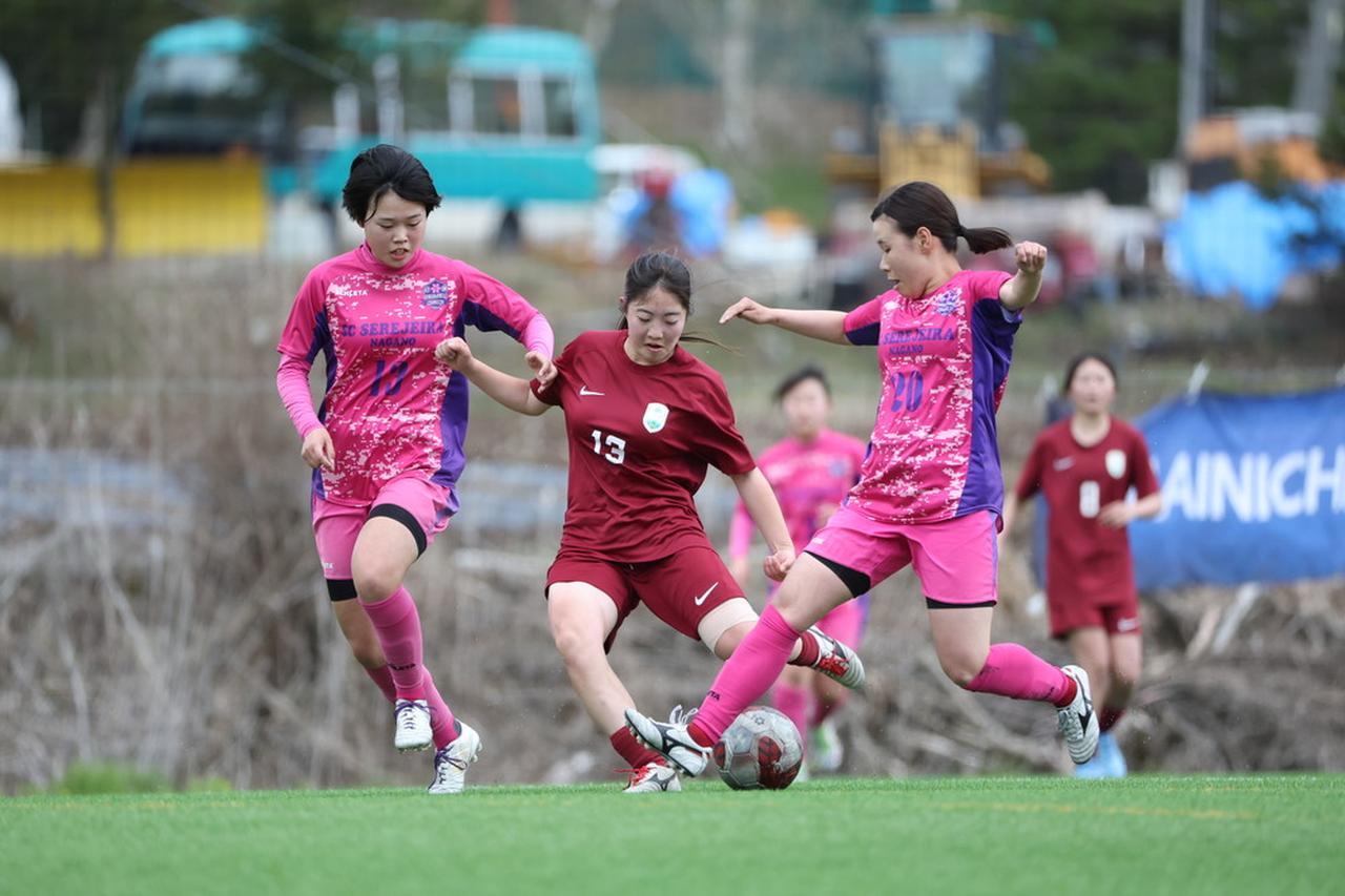 画像: 【準々決勝】セレジェイラ長野 （写真右・左）vs 松本国際高校（写真中央）／写真：高野徹