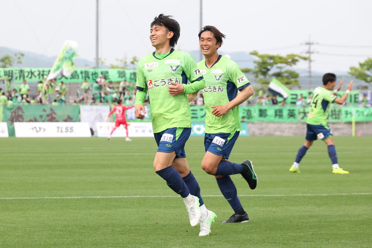 画像 : 5番目の画像 - 【写真】ロングスローのボールが流れてきたところをヘッドで合わせて2点目を決めた三木は、駆け寄ってきたチームメイトを喜びを分かち合った（写真◎石倉利英） - サッカーマガジンWEB
