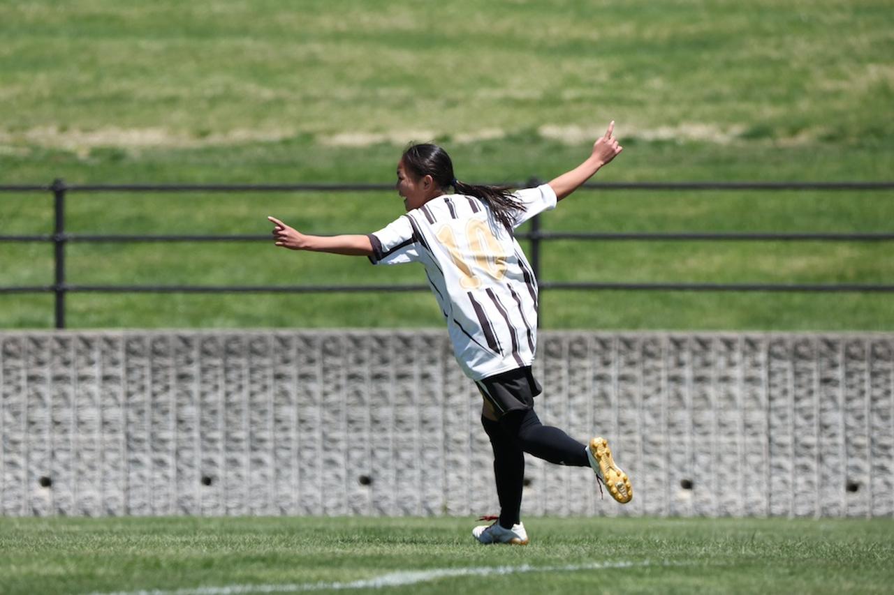 画像: 試合開始早々に戸塚FCガールズU-15の岡が貴重な先制ゴール（写真：高野徹）