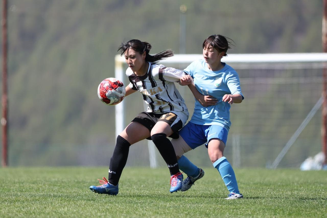 画像: 準決勝_松本国際高校A（左） vs 戸塚FCガールズU-15（右）／写真：高野徹