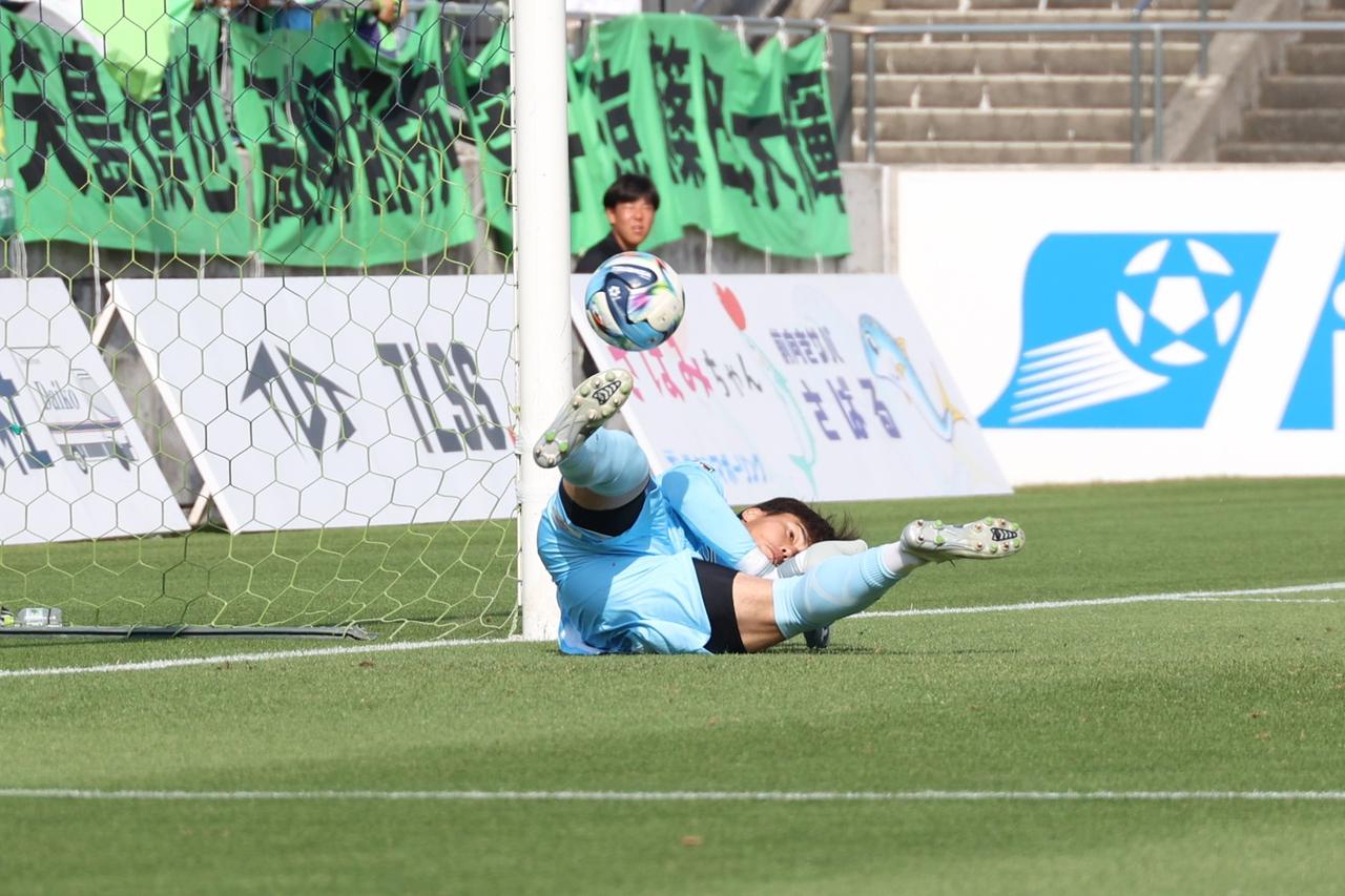 画像 : 2番目の画像 - 【写真】PK戦2人目で桃井は一度セーブしたが、回転がかかったボールがゴール方向に転がり、ゴールラインを割った(写真◎石倉利英) - サッカーマガジンWEB