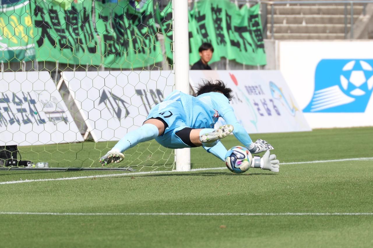 画像 : 1番目の画像 - 【写真】PK戦2人目で桃井は一度セーブしたが、回転がかかったボールがゴール方向に転がり、ゴールラインを割った（写真◎石倉利英） - サッカーマガジンWEB