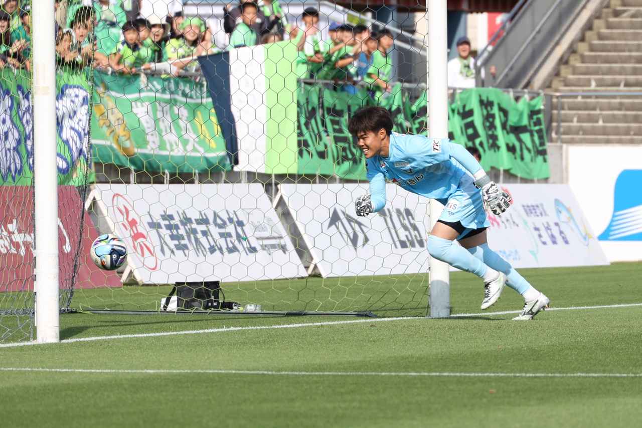 画像 : 3番目の画像 - 【写真】PK戦2人目で桃井は一度セーブしたが、回転がかかったボールがゴール方向に転がり、ゴールラインを割った(写真◎石倉利英) - サッカーマガジンWEB