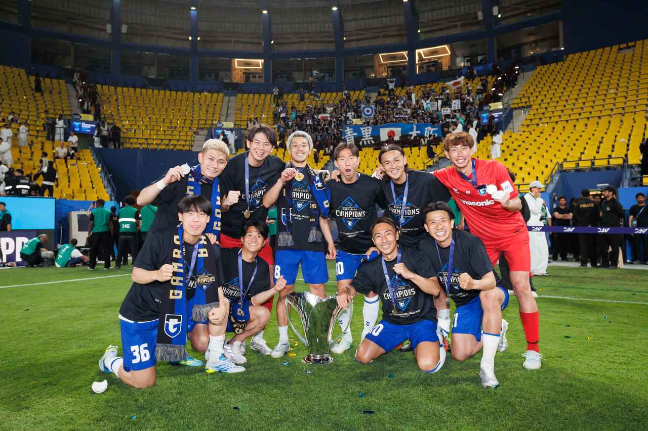 画像: アカデミー出身者で記念撮影。Jリーグの理想の姿がここにある(写真◎GAMBA OSAKA)