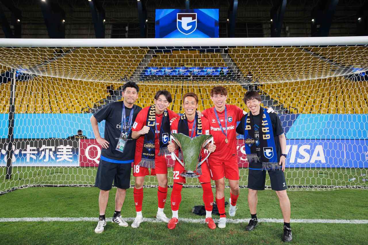 画像: 優勝カップも決勝のクリーンシートも、GKチームみんなで勝ち取ったものだ(写真◎GAMBA OSAKA)