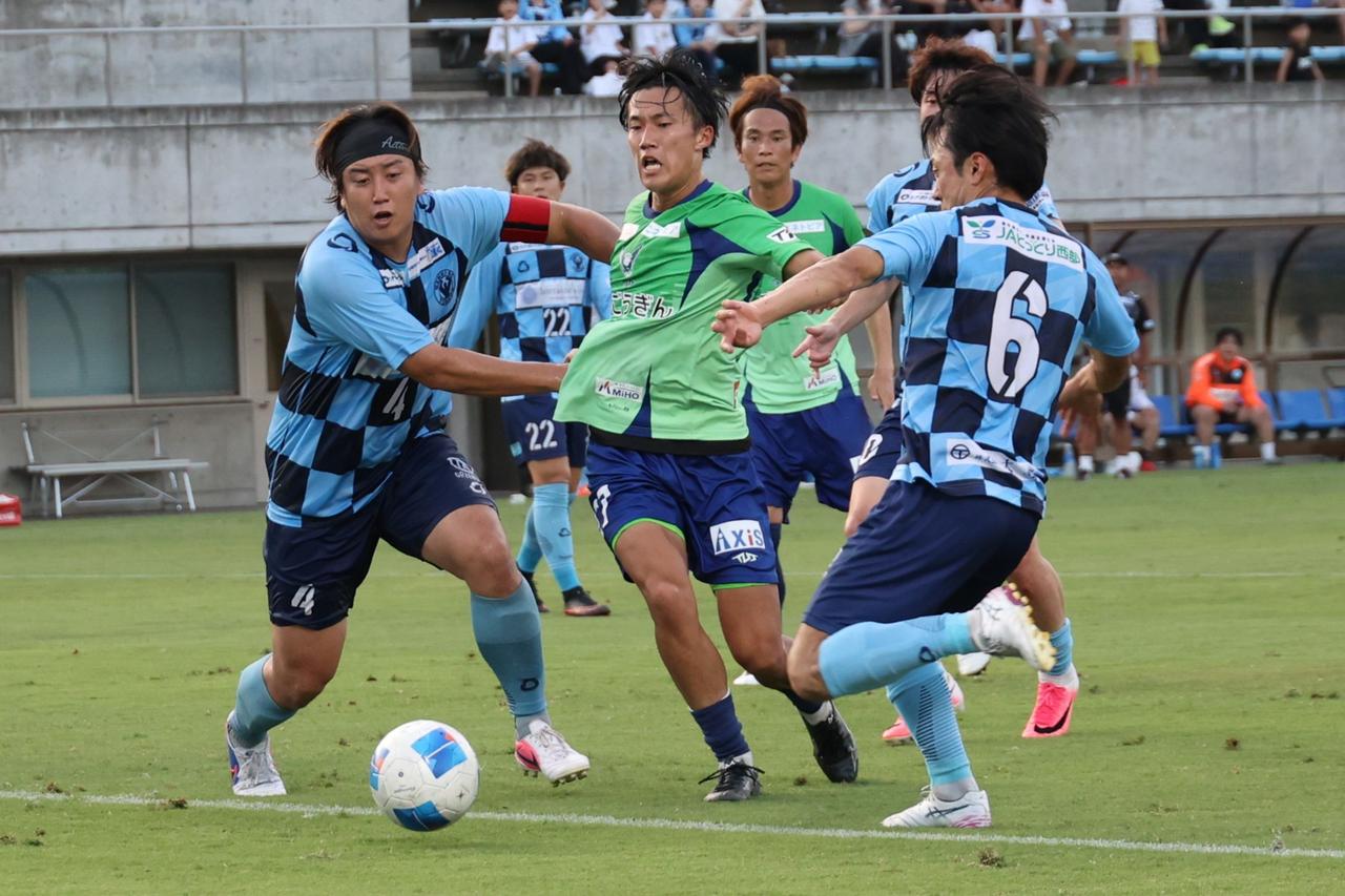 画像 : 2番目の画像 - 【写真】18時キックオフのナイトゲームで行なわれたガイナーレ鳥取とYonago Genki SCの一戦(写真◎石倉利英) - サッカーマガジンWEB