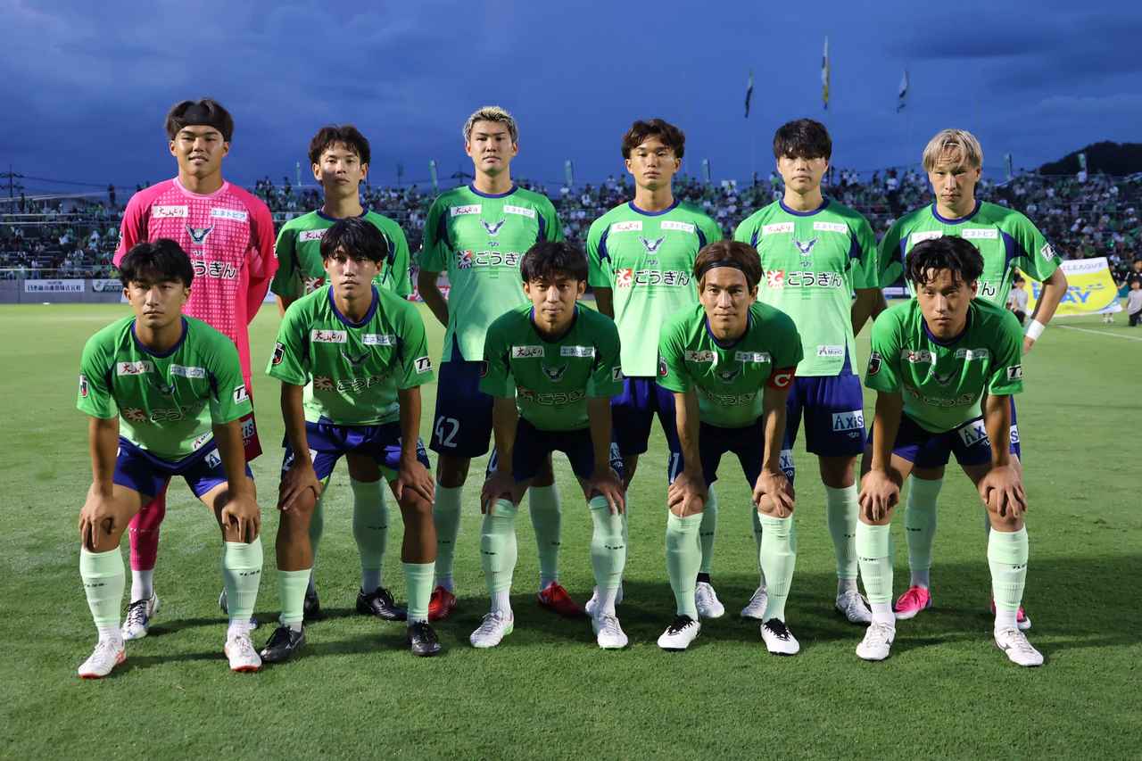 画像 : 2番目の画像 - 【写真】蒸し暑いコンディション下で行なわれた鳥取とFC大阪の一戦。勝ち点1を分け合い、ドロー発進となった（写真◎石倉利英） - サッカーマガジンWEB