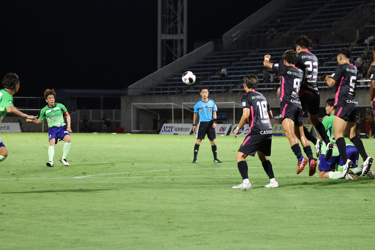 画像 : 8番目の画像 - 【写真】蒸し暑いコンディション下で行なわれた鳥取とFC大阪の一戦。勝ち点1を分け合い、ドロー発進となった（写真◎石倉利英） - サッカーマガジンWEB
