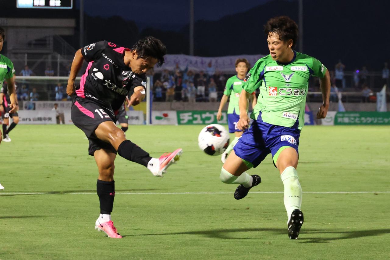 画像 : 4番目の画像 - 【写真】蒸し暑いコンディション下で行なわれた鳥取とFC大阪の一戦。勝ち点1を分け合い、ドロー発進となった（写真◎石倉利英） - サッカーマガジンWEB