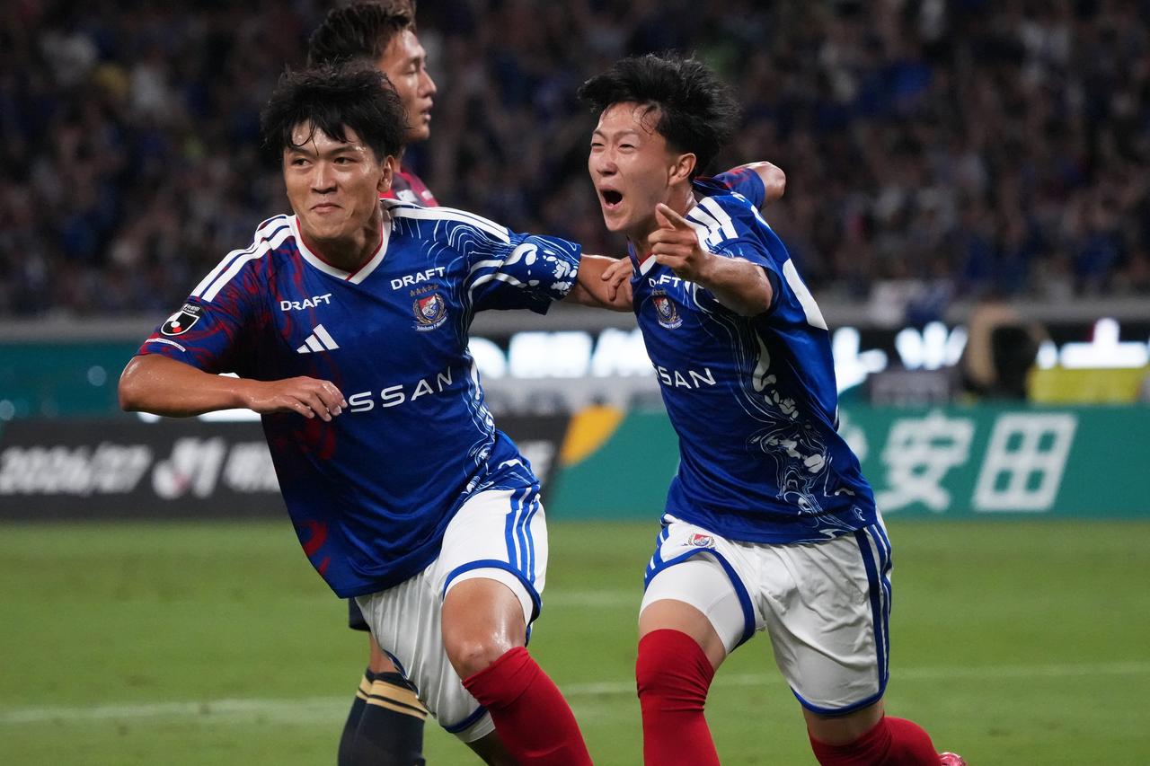 画像: 先発起用に応えて先制ゴールを決めた横浜FMの三井寺（右／写真◎Getty Images）