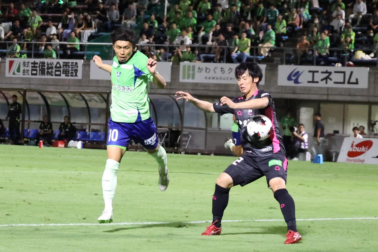 画像 : 5番目の画像 - 【写真】蒸し暑いコンディション下で行なわれた鳥取とFC大阪の一戦。勝ち点1を分け合い、ドロー発進となった（写真◎石倉利英） - サッカーマガジンWEB