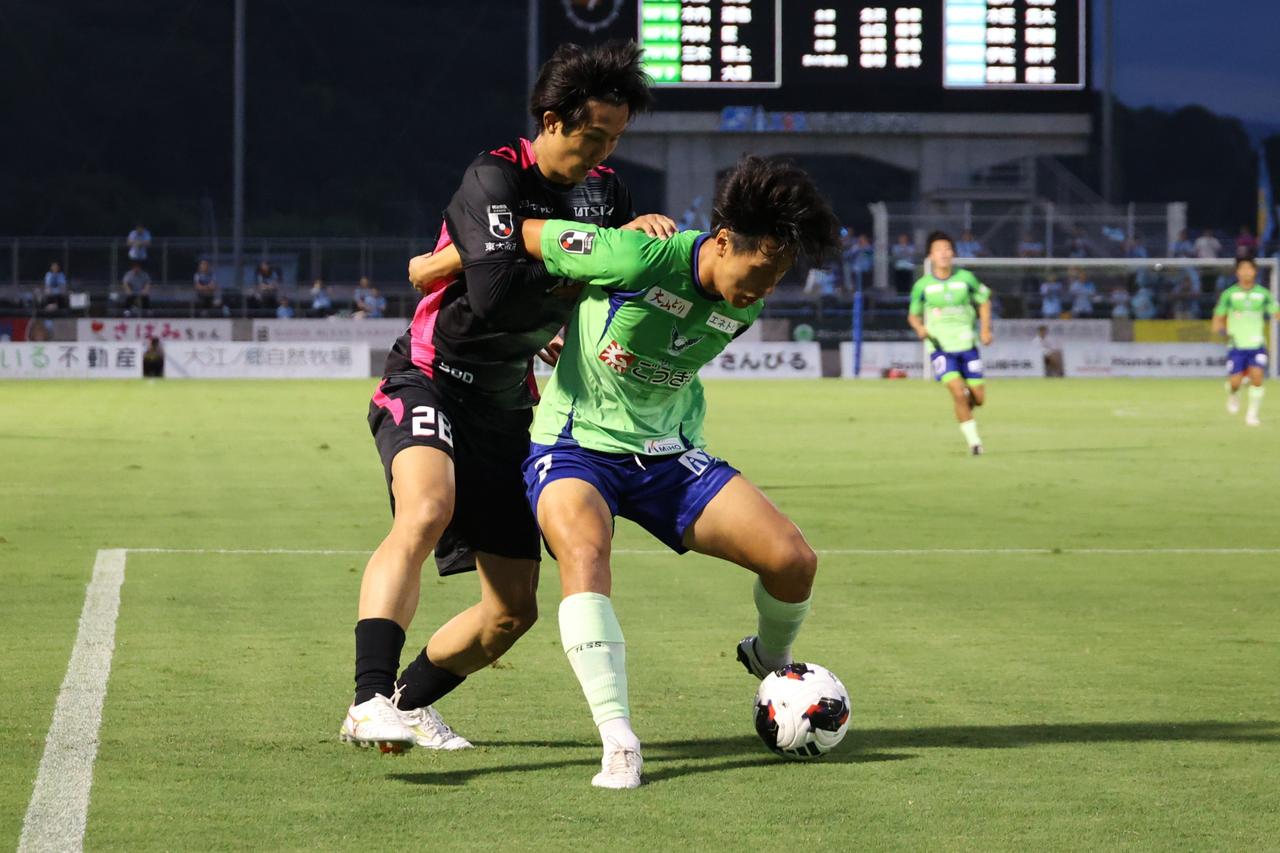 画像 : 3番目の画像 - 【写真】蒸し暑いコンディション下で行なわれた鳥取とFC大阪の一戦。勝ち点1を分け合い、ドロー発進となった（写真◎石倉利英） - サッカーマガジンWEB