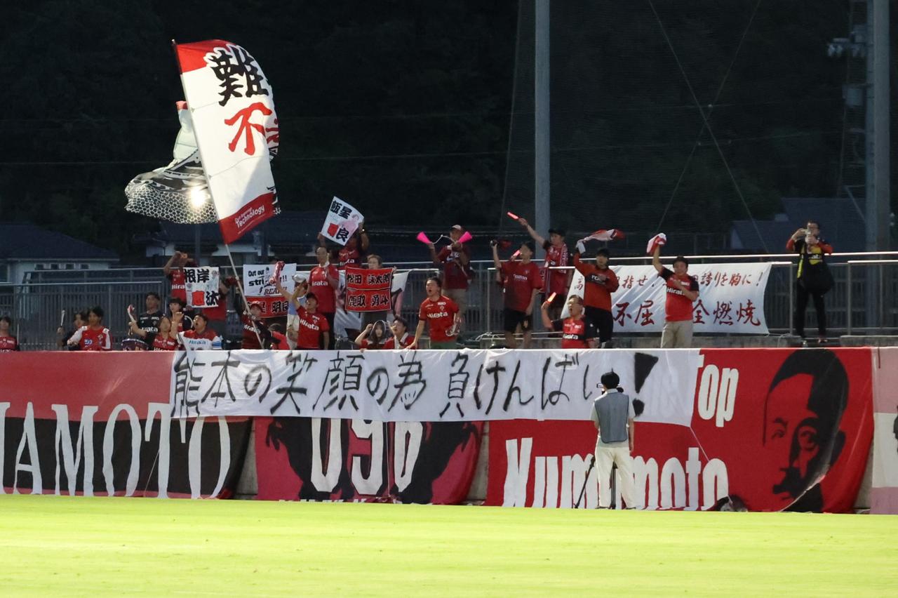 画像 : 2番目の画像 - 【写真】平日のナイトゲームで行なわれた天皇杯1回戦。会場では鳥取県サッカー協会による令和8年熊本地震・復興支援金の募金活動も実施された（写真◎石倉利英） - サッカーマガジンWEB