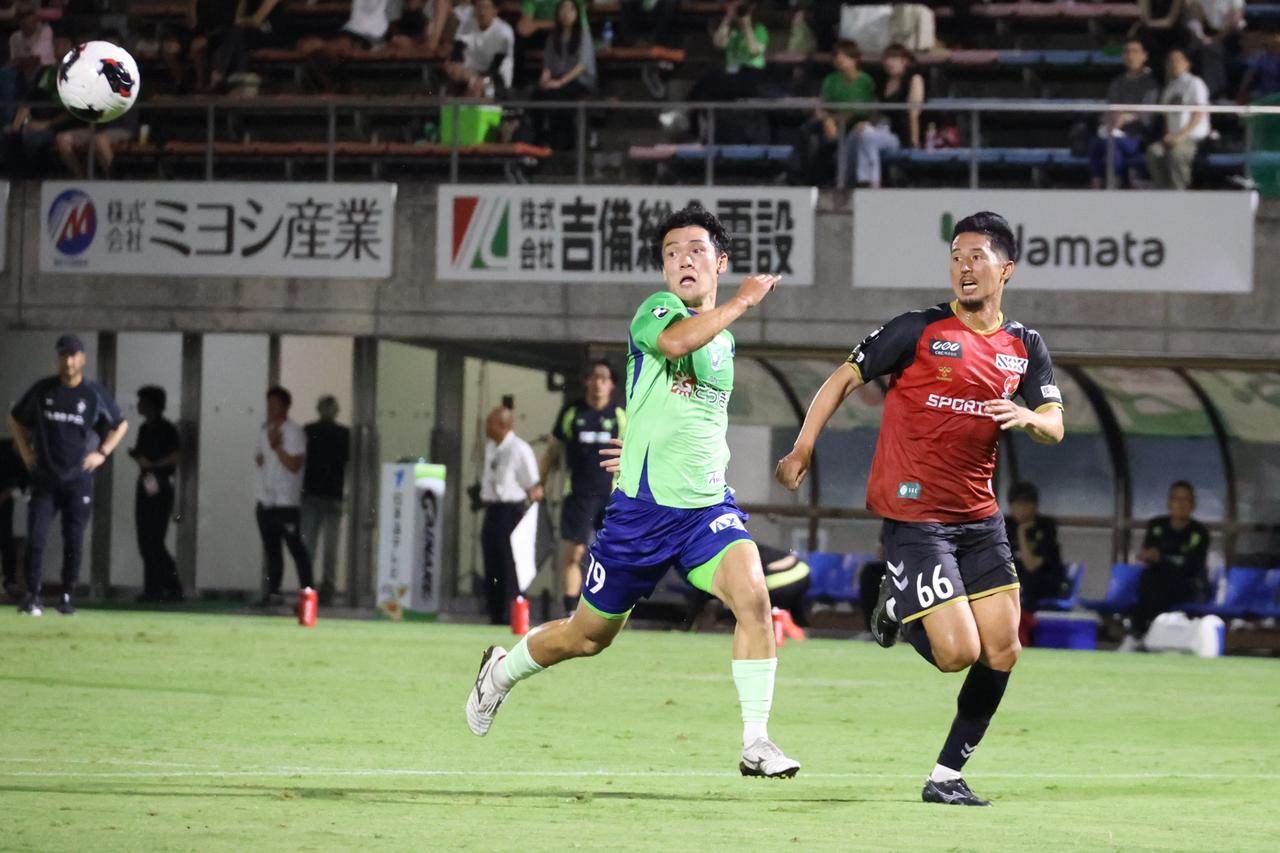 画像 : 7番目の画像 - 【写真】どちらも今季初勝利を目指して熱戦を繰り広げた鳥取と福島の一戦。後半に福島が先制したが、鳥取が2得点で逆転勝ち(写真◎石倉利英) - サッカーマガジンWEB