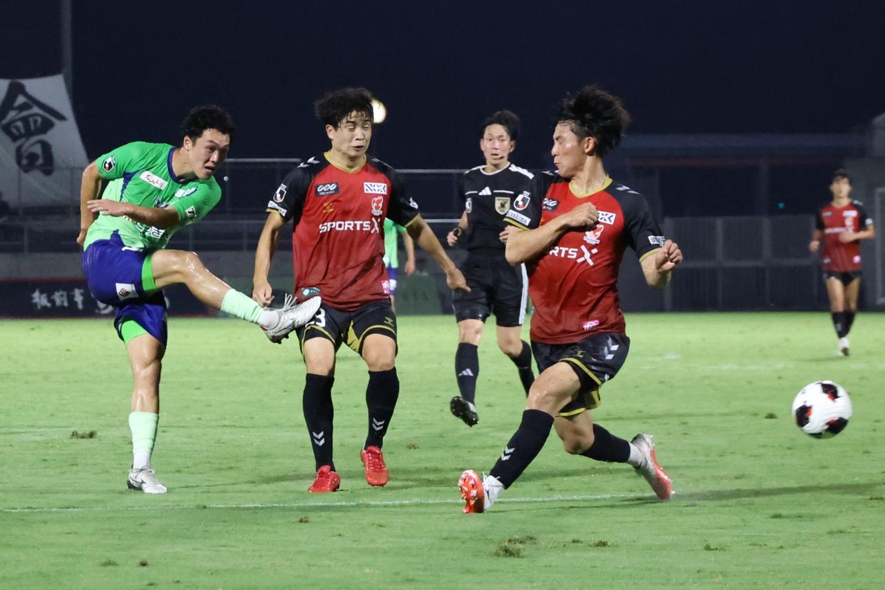 画像 : 8番目の画像 - 【写真】どちらも今季初勝利を目指して熱戦を繰り広げた鳥取と福島の一戦。後半に福島が先制したが、鳥取が2得点で逆転勝ち(写真◎石倉利英) - サッカーマガジンWEB