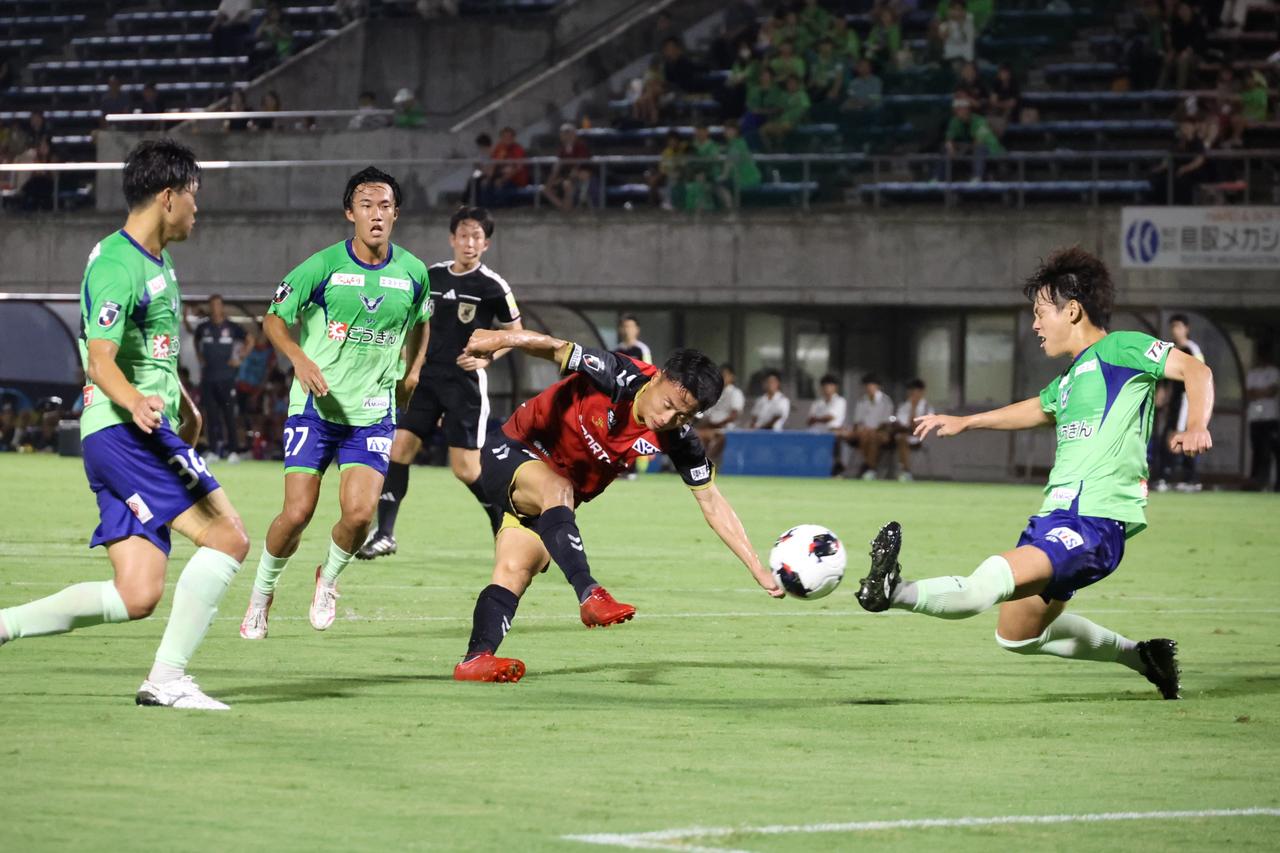 画像 : 5番目の画像 - 【写真】どちらも今季初勝利を目指して熱戦を繰り広げた鳥取と福島の一戦。後半に福島が先制したが、鳥取が2得点で逆転勝ち(写真◎石倉利英) - サッカーマガジンWEB