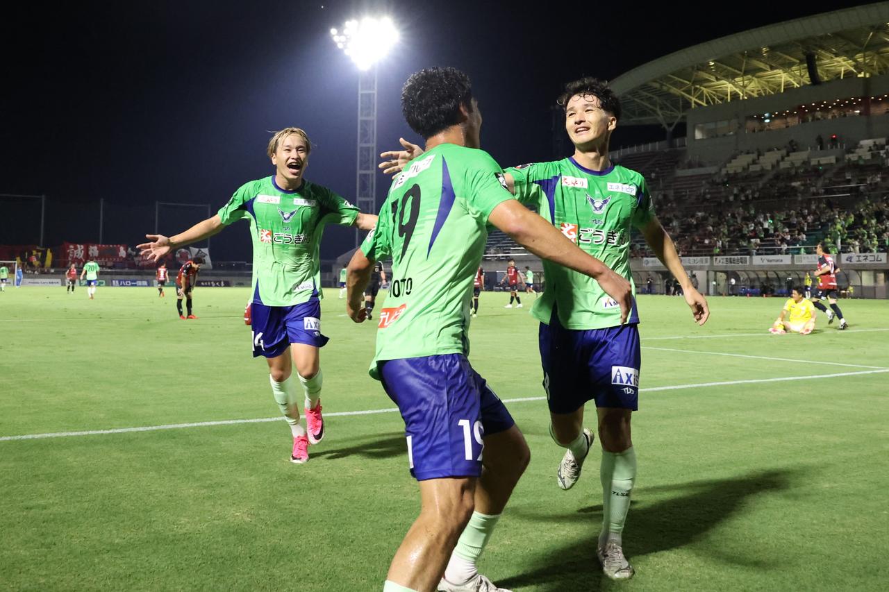画像 : 10番目の画像 - 【写真】どちらも今季初勝利を目指して熱戦を繰り広げた鳥取と福島の一戦。後半に福島が先制したが、鳥取が2得点で逆転勝ち(写真◎石倉利英) - サッカーマガジンWEB