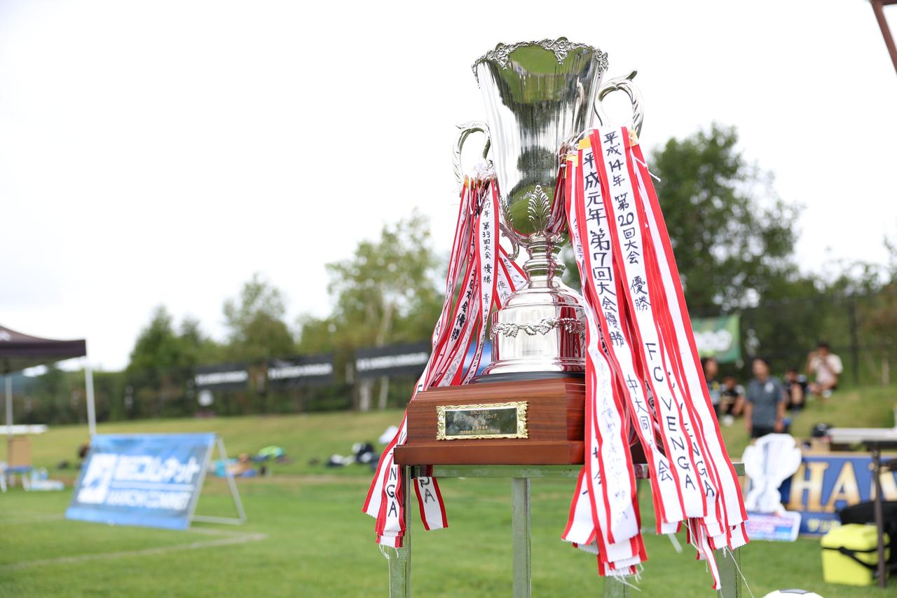 画像 : 1番目の画像 - 【写真】早稲田大学HUMAN FC Aが初優勝を成し遂げた昨年のサッカーマガジンカップ。決勝は同志社大学三ツ葉キッカーズAとの延長にもつれ込む激闘を制した(写真◎高野徹) - サッカーマガジンWEB