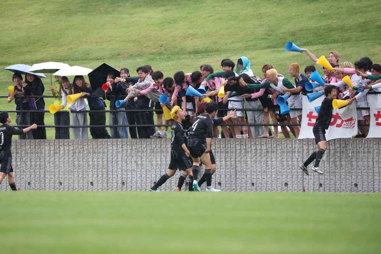 画像 : 11番目の画像 - 【写真】早稲田大学HUMAN FC Aが初優勝を成し遂げた昨年のサッカーマガジンカップ。決勝は同志社大学三ツ葉キッカーズAとの延長にもつれ込む激闘を制した（写真◎高野徹） - サッカーマガジンWEB