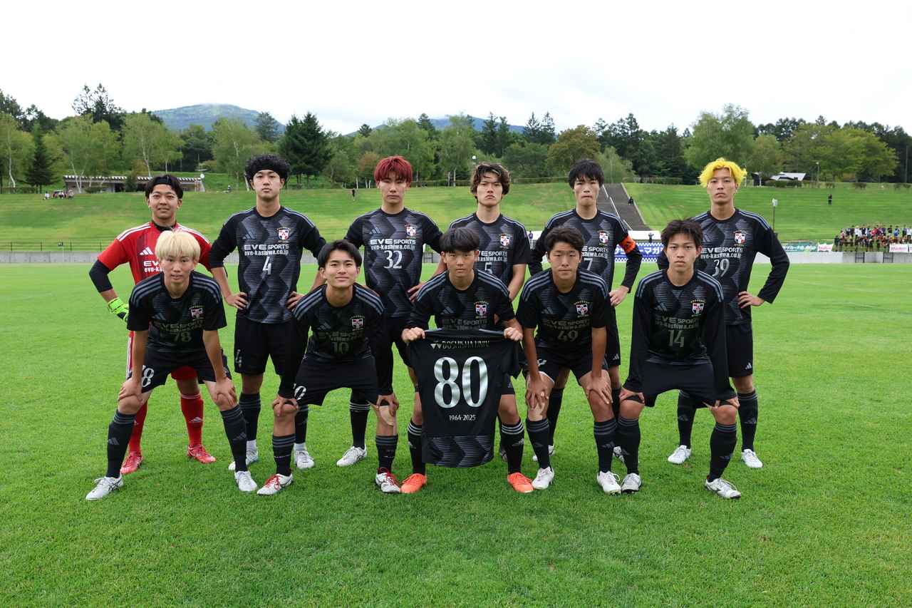 画像 : 3番目の画像 - 【写真】早稲田大学HUMAN FC Aが初優勝を成し遂げた昨年のサッカーマガジンカップ。決勝は同志社大学三ツ葉キッカーズAとの延長にもつれ込む激闘を制した(写真◎高野徹) - サッカーマガジンWEB
