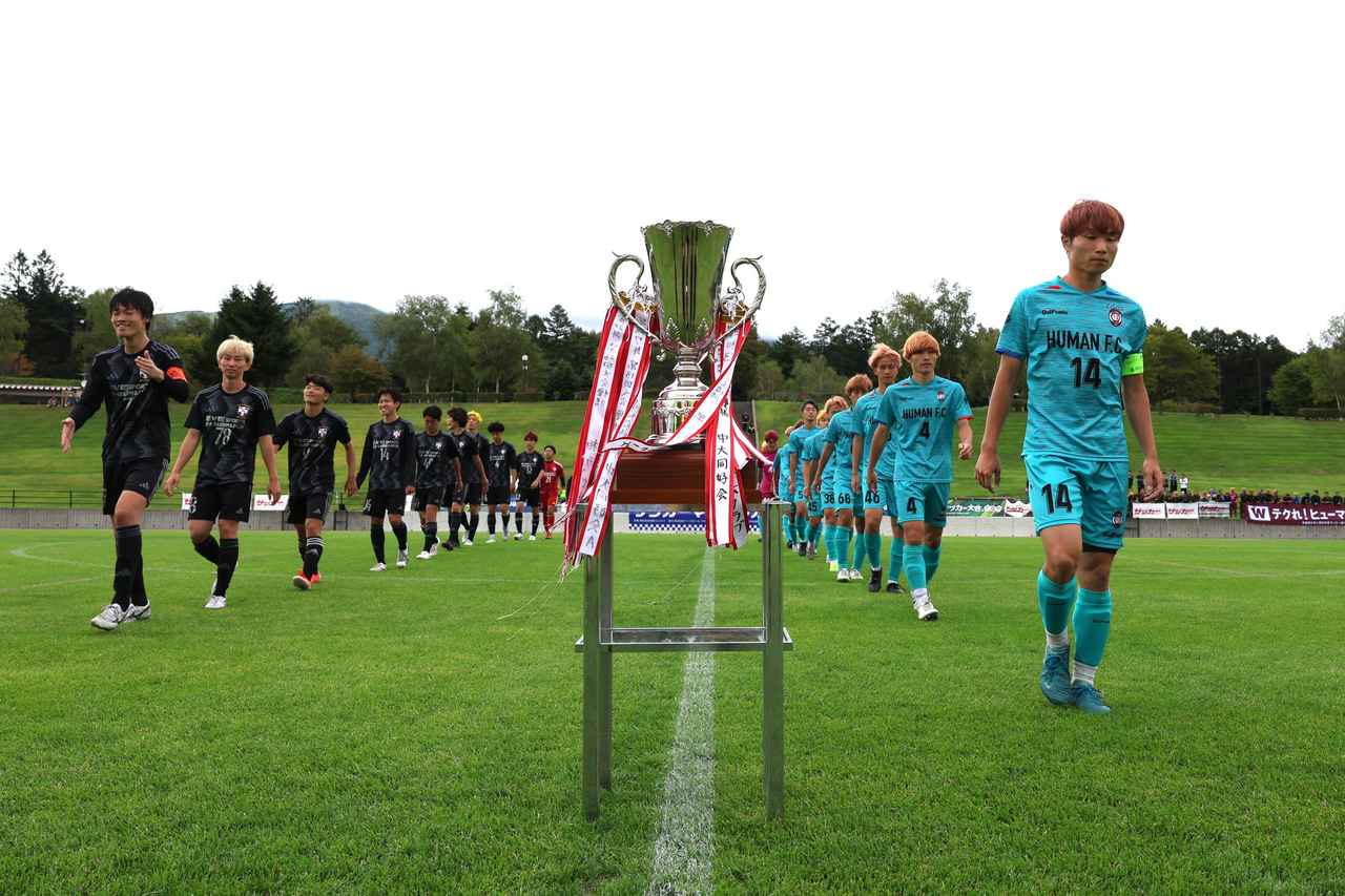 画像 : 2番目の画像 - 【写真】早稲田大学HUMAN FC Aが初優勝を成し遂げた昨年のサッカーマガジンカップ。決勝は同志社大学三ツ葉キッカーズAとの延長にもつれ込む激闘を制した(写真◎高野徹) - サッカーマガジンWEB