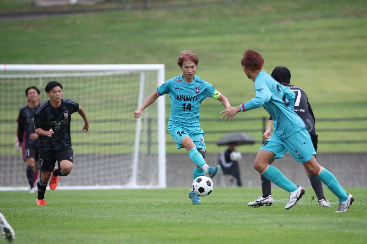 画像 : 12番目の画像 - 【写真】早稲田大学HUMAN FC Aが初優勝を成し遂げた昨年のサッカーマガジンカップ。決勝は同志社大学三ツ葉キッカーズAとの延長にもつれ込む激闘を制した（写真◎高野徹） - サッカーマガジンWEB