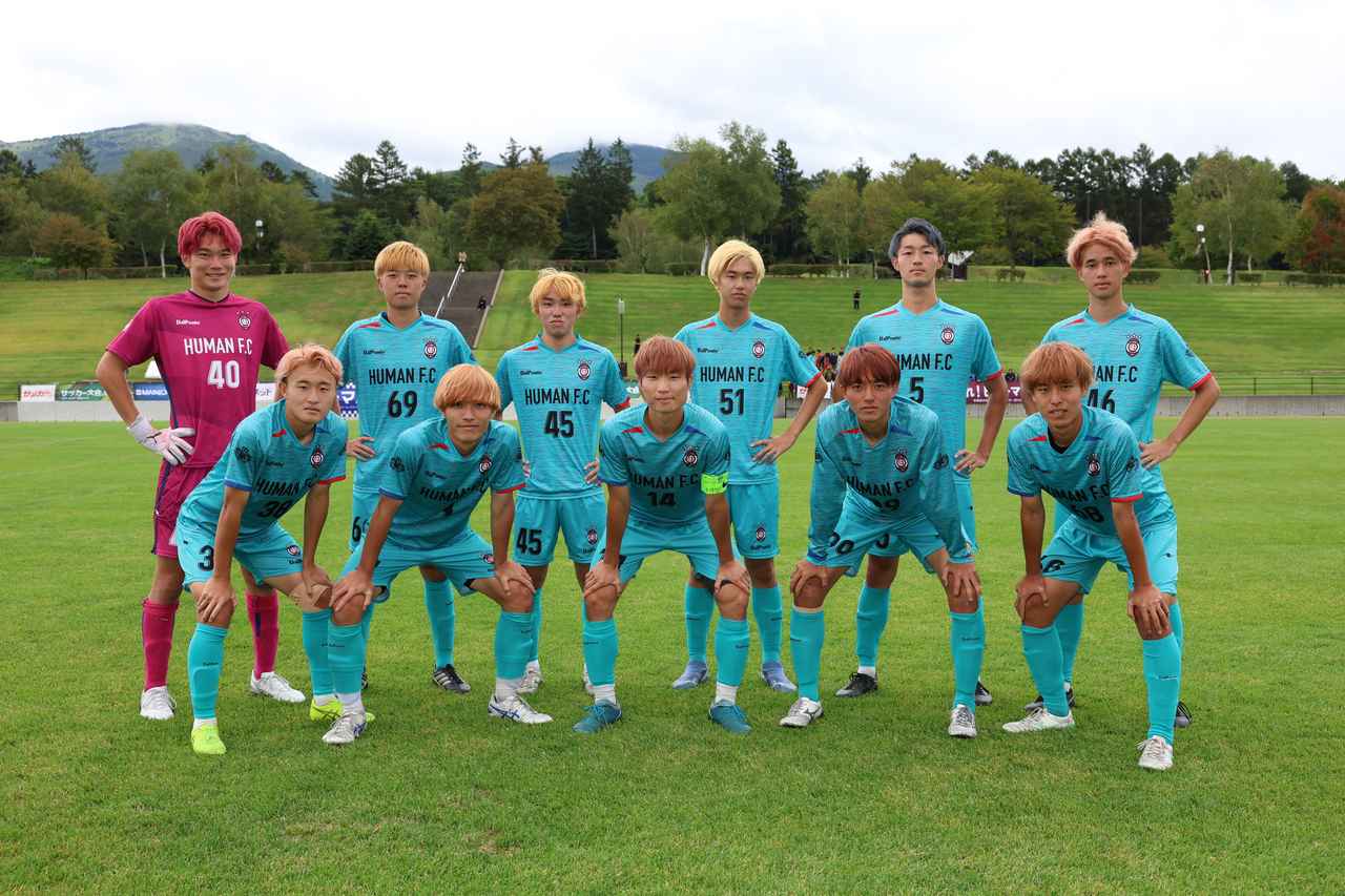 画像 : 4番目の画像 - 【写真】早稲田大学HUMAN FC Aが初優勝を成し遂げた昨年のサッカーマガジンカップ。決勝は同志社大学三ツ葉キッカーズAとの延長にもつれ込む激闘を制した(写真◎高野徹) - サッカーマガジンWEB