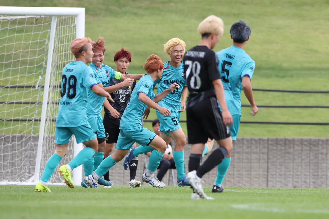 画像 : 7番目の画像 - 【写真】早稲田大学HUMAN FC Aが初優勝を成し遂げた昨年のサッカーマガジンカップ。決勝は同志社大学三ツ葉キッカーズAとの延長にもつれ込む激闘を制した（写真◎高野徹） - サッカーマガジンWEB