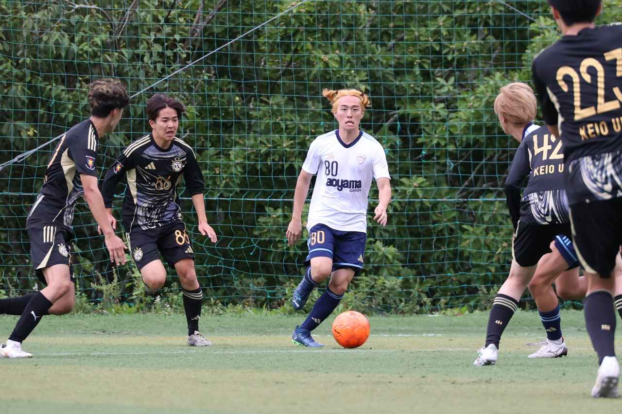 画像 : 22番目の画像 - 【写真】予選リーグ第1戦、拓殖大学Adriano FC（オレンジ）と早稲田大学荒友キッカーズB（赤×黒）、青山学院大学理工サッカー部A（白）と慶應義塾大学理工学部サッカー部F（黒）の激闘！（写真◎石倉利英） - サッカーマガジンWEB