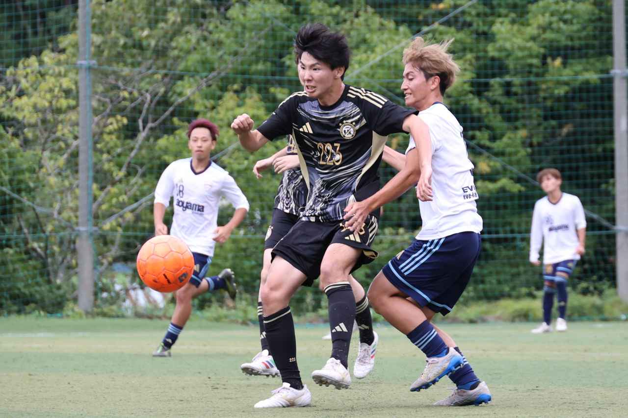 画像 : 20番目の画像 - 【写真】予選リーグ第1戦、拓殖大学Adriano FC（オレンジ）と早稲田大学荒友キッカーズB（赤×黒）、青山学院大学理工サッカー部A（白）と慶應義塾大学理工学部サッカー部F（黒）の激闘！（写真◎石倉利英） - サッカーマガジンWEB