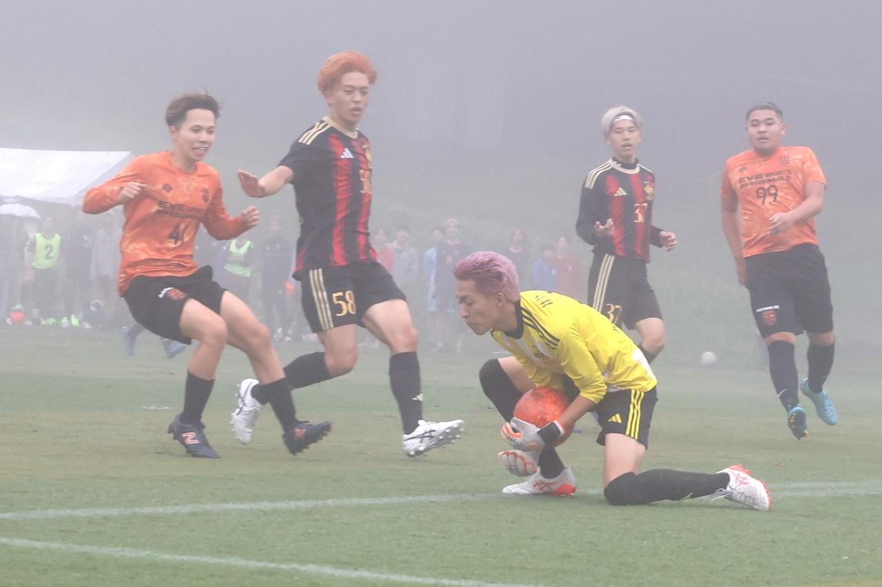 画像 : 6番目の画像 - 【写真】予選リーグ第1戦、拓殖大学Adriano FC(オレンジ)と早稲田大学荒友キッカーズB(赤×黒)、青山学院大学理工サッカー部A(白)と慶應義塾大学理工学部サッカー部F(黒)の激闘!(写真◎石倉利英) - サッカーマガジンWEB