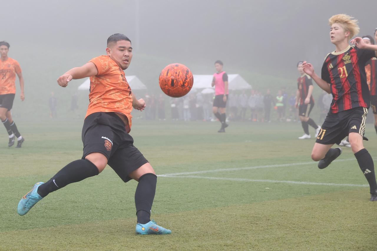 画像 : 7番目の画像 - 【写真】予選リーグ第1戦、拓殖大学Adriano FC(オレンジ)と早稲田大学荒友キッカーズB(赤×黒)、青山学院大学理工サッカー部A(白)と慶應義塾大学理工学部サッカー部F(黒)の激闘!(写真◎石倉利英) - サッカーマガジンWEB