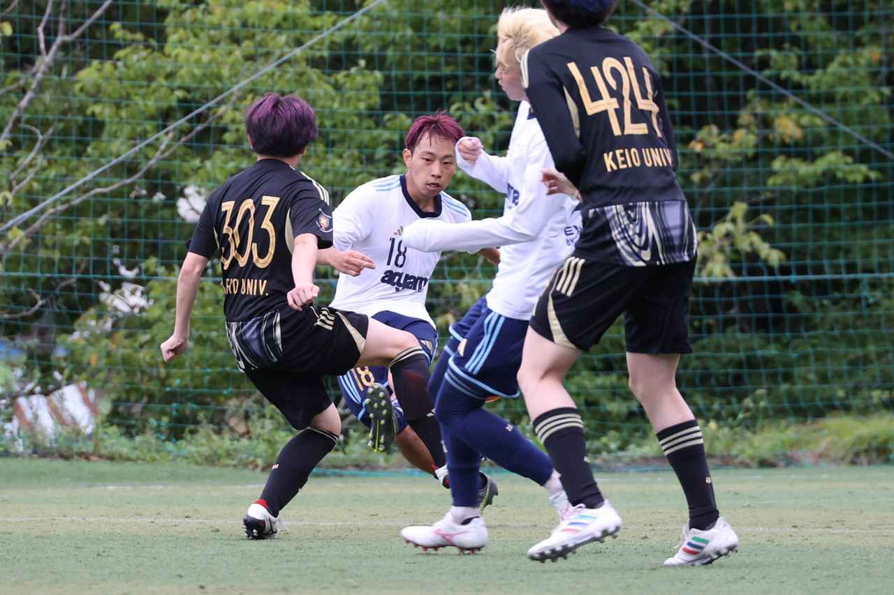 画像 : 18番目の画像 - 【写真】予選リーグ第1戦、拓殖大学Adriano FC（オレンジ）と早稲田大学荒友キッカーズB（赤×黒）、青山学院大学理工サッカー部A（白）と慶應義塾大学理工学部サッカー部F（黒）の激闘！（写真◎石倉利英） - サッカーマガジンWEB