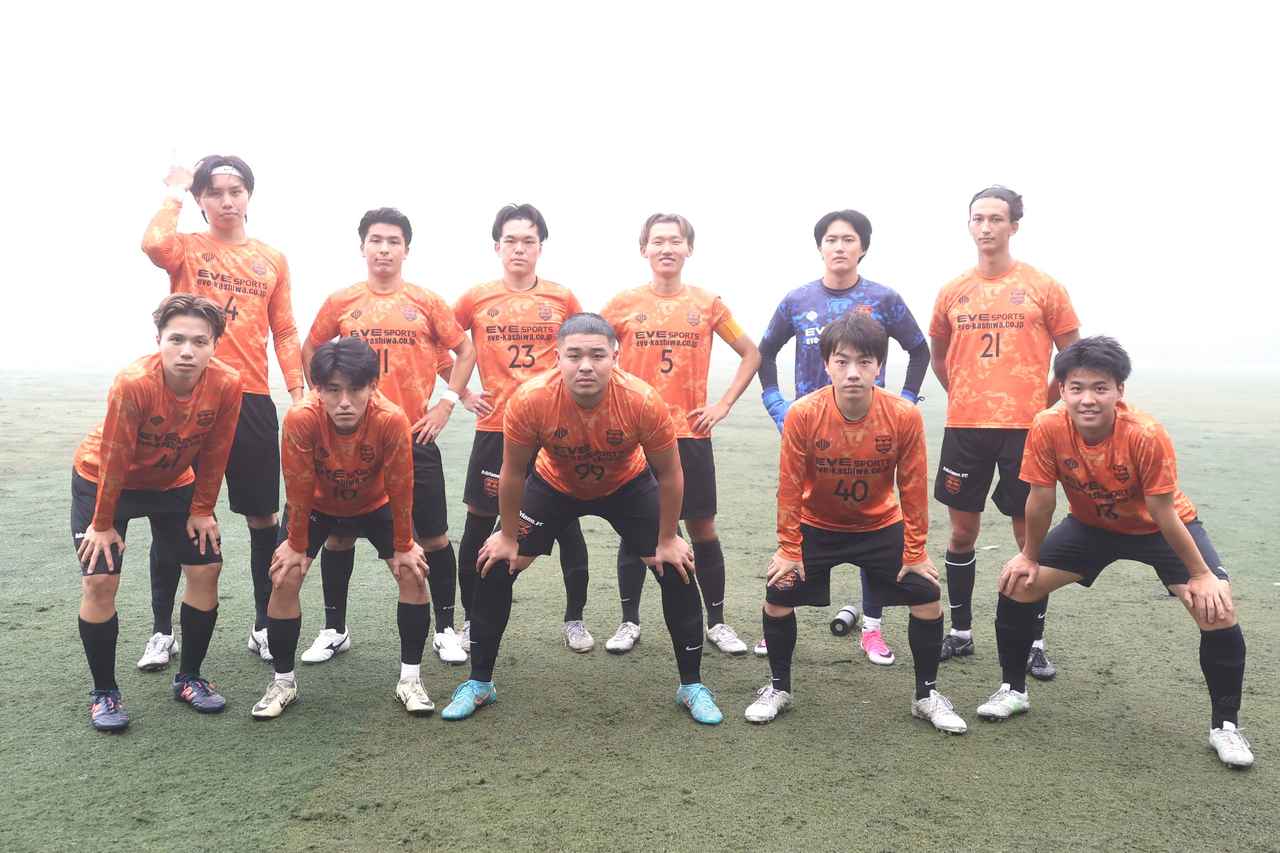 画像 : 1番目の画像 - 【写真】予選リーグ第1戦、拓殖大学Adriano FC(オレンジ)と早稲田大学荒友キッカーズB(赤×黒)、青山学院大学理工サッカー部A(白)と慶應義塾大学理工学部サッカー部F(黒)の激闘!(写真◎石倉利英) - サッカーマガジンWEB