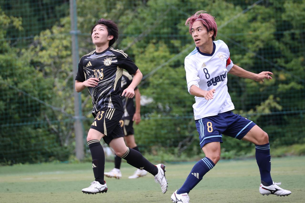 画像 : 21番目の画像 - 【写真】予選リーグ第1戦、拓殖大学Adriano FC(オレンジ)と早稲田大学荒友キッカーズB(赤×黒)、青山学院大学理工サッカー部A(白)と慶應義塾大学理工学部サッカー部F(黒)の激闘!(写真◎石倉利英) - サッカーマガジンWEB