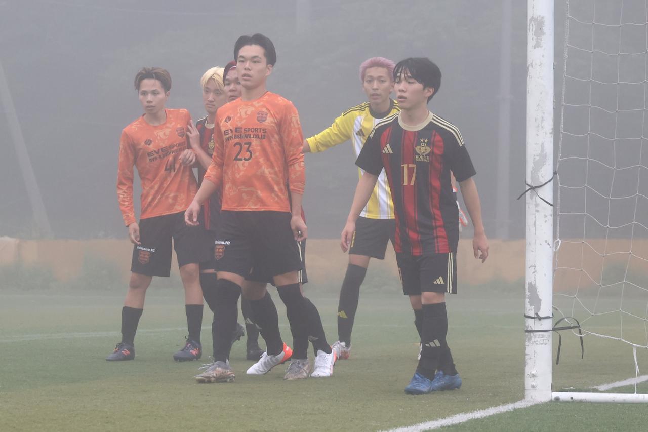 画像 : 4番目の画像 - 【写真】予選リーグ第1戦、拓殖大学Adriano FC(オレンジ)と早稲田大学荒友キッカーズB(赤×黒)、青山学院大学理工サッカー部A(白)と慶應義塾大学理工学部サッカー部F(黒)の激闘!(写真◎石倉利英) - サッカーマガジンWEB