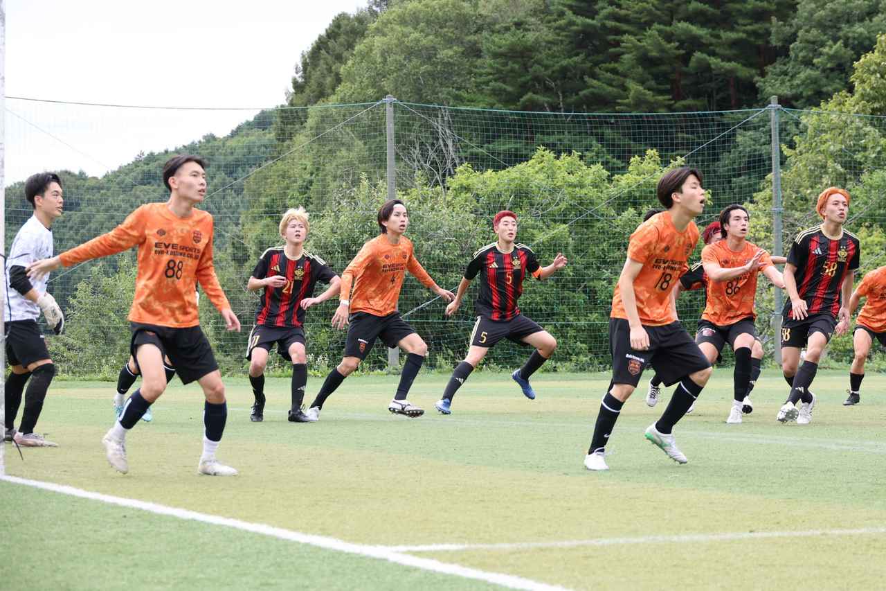 画像 : 11番目の画像 - 【写真】予選リーグ第1戦、拓殖大学Adriano FC(オレンジ)と早稲田大学荒友キッカーズB(赤×黒)、青山学院大学理工サッカー部A(白)と慶應義塾大学理工学部サッカー部F(黒)の激闘!(写真◎石倉利英) - サッカーマガジンWEB
