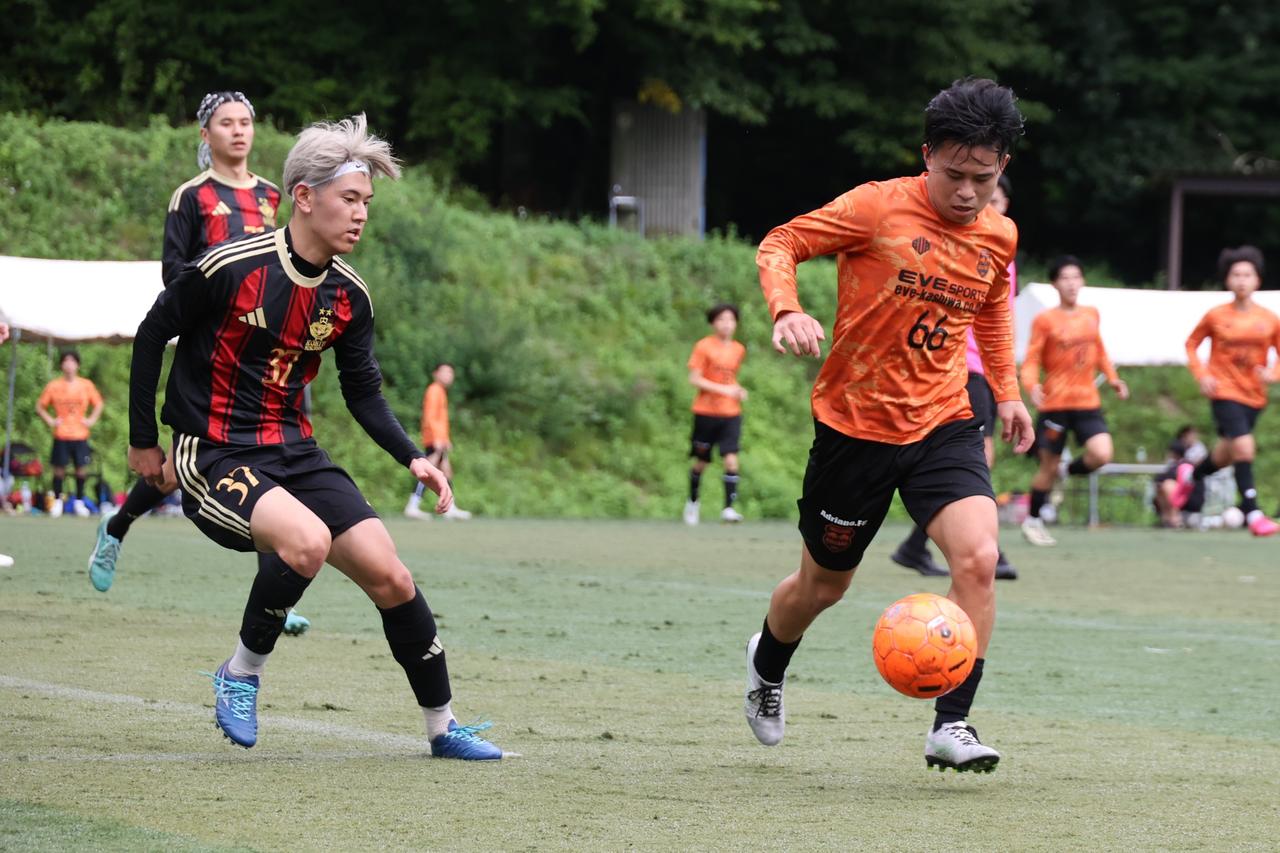 画像 : 10番目の画像 - 【写真】予選リーグ第1戦、拓殖大学Adriano FC(オレンジ)と早稲田大学荒友キッカーズB(赤×黒)、青山学院大学理工サッカー部A(白)と慶應義塾大学理工学部サッカー部F(黒)の激闘!(写真◎石倉利英) - サッカーマガジンWEB