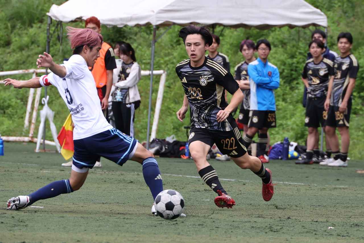 画像 : 15番目の画像 - 【写真】予選リーグ第1戦、拓殖大学Adriano FC(オレンジ)と早稲田大学荒友キッカーズB(赤×黒)、青山学院大学理工サッカー部A(白)と慶應義塾大学理工学部サッカー部F(黒)の激闘!(写真◎石倉利英) - サッカーマガジンWEB