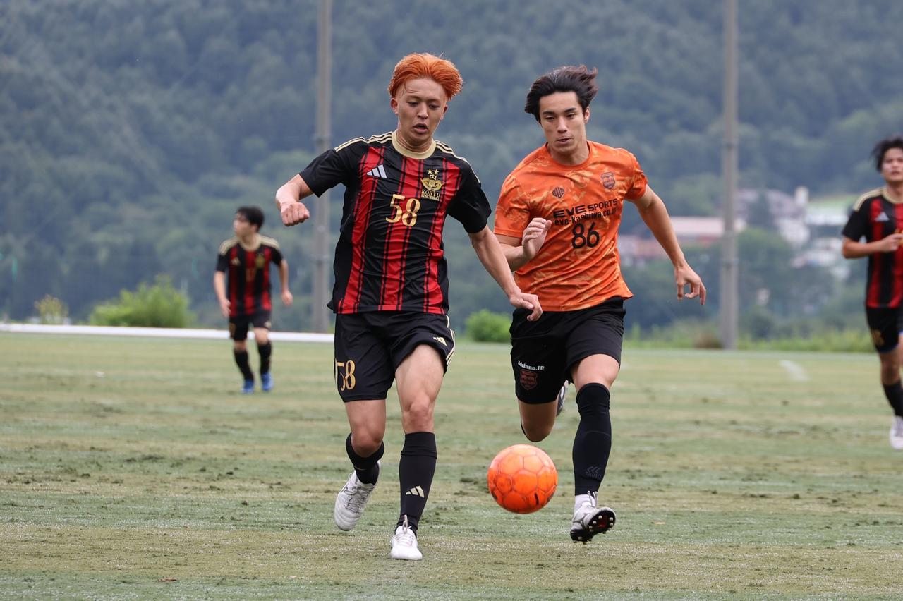 画像 : 9番目の画像 - 【写真】予選リーグ第1戦、拓殖大学Adriano FC(オレンジ)と早稲田大学荒友キッカーズB(赤×黒)、青山学院大学理工サッカー部A(白)と慶應義塾大学理工学部サッカー部F(黒)の激闘!(写真◎石倉利英) - サッカーマガジンWEB