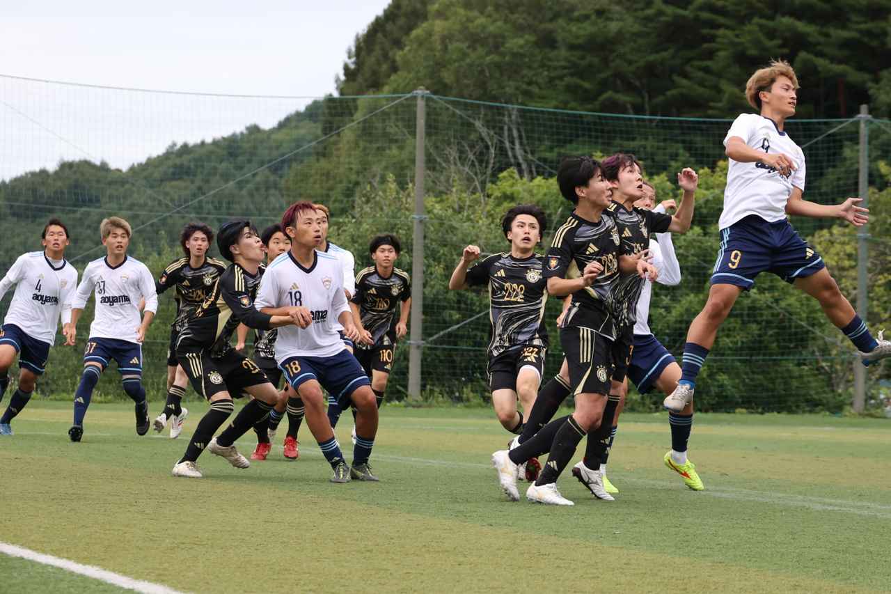 画像 : 17番目の画像 - 【写真】予選リーグ第1戦、拓殖大学Adriano FC(オレンジ)と早稲田大学荒友キッカーズB(赤×黒)、青山学院大学理工サッカー部A(白)と慶應義塾大学理工学部サッカー部F(黒)の激闘!(写真◎石倉利英) - サッカーマガジンWEB