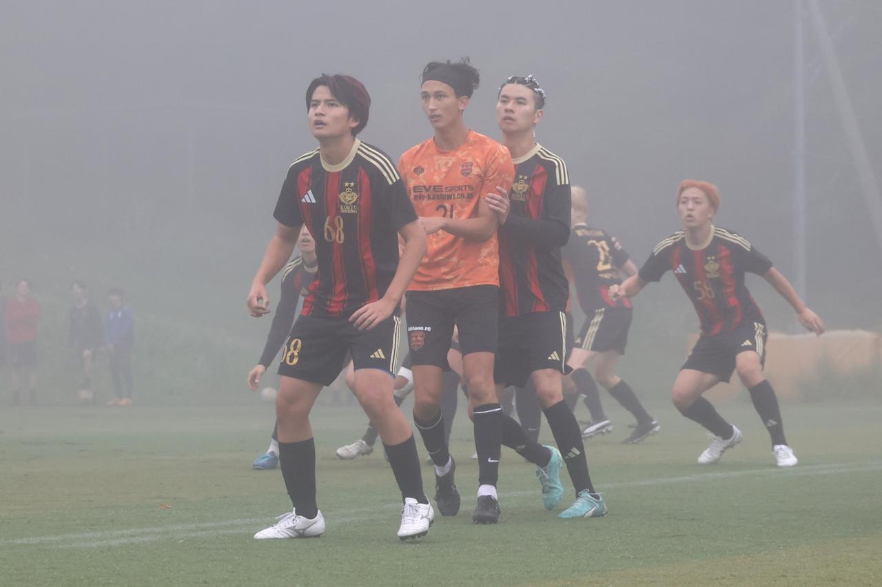 画像 : 5番目の画像 - 【写真】予選リーグ第1戦、拓殖大学Adriano FC(オレンジ)と早稲田大学荒友キッカーズB(赤×黒)、青山学院大学理工サッカー部A(白)と慶應義塾大学理工学部サッカー部F(黒)の激闘!(写真◎石倉利英) - サッカーマガジンWEB