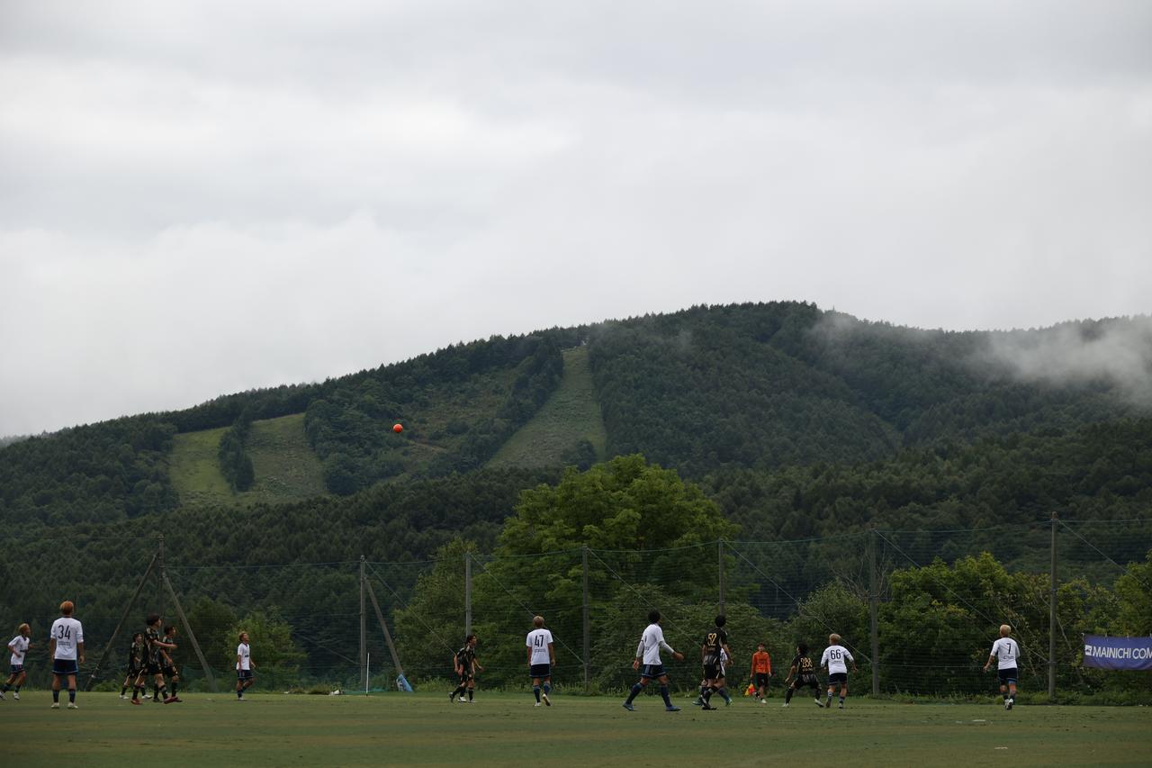 画像 : 24番目の画像 - 【写真】予選リーグ第1戦、拓殖大学Adriano FC（オレンジ）と早稲田大学荒友キッカーズB（赤×黒）、青山学院大学理工サッカー部A（白）と慶應義塾大学理工学部サッカー部F（黒）の激闘！（写真◎石倉利英） - サッカーマガジンWEB