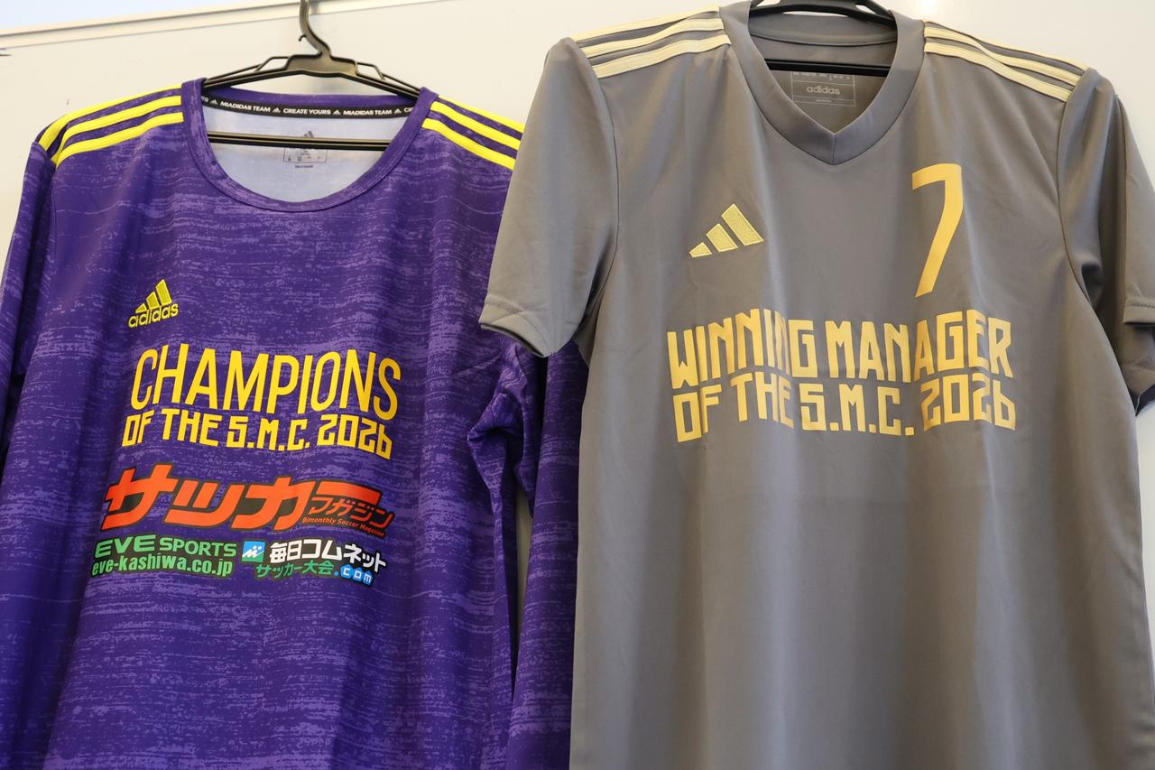 画像: 今年から新しく贈られる優勝チームの記念シャツと、ベストマネージャー賞の記念シャツ(株式会社EVE JAPAN提供)