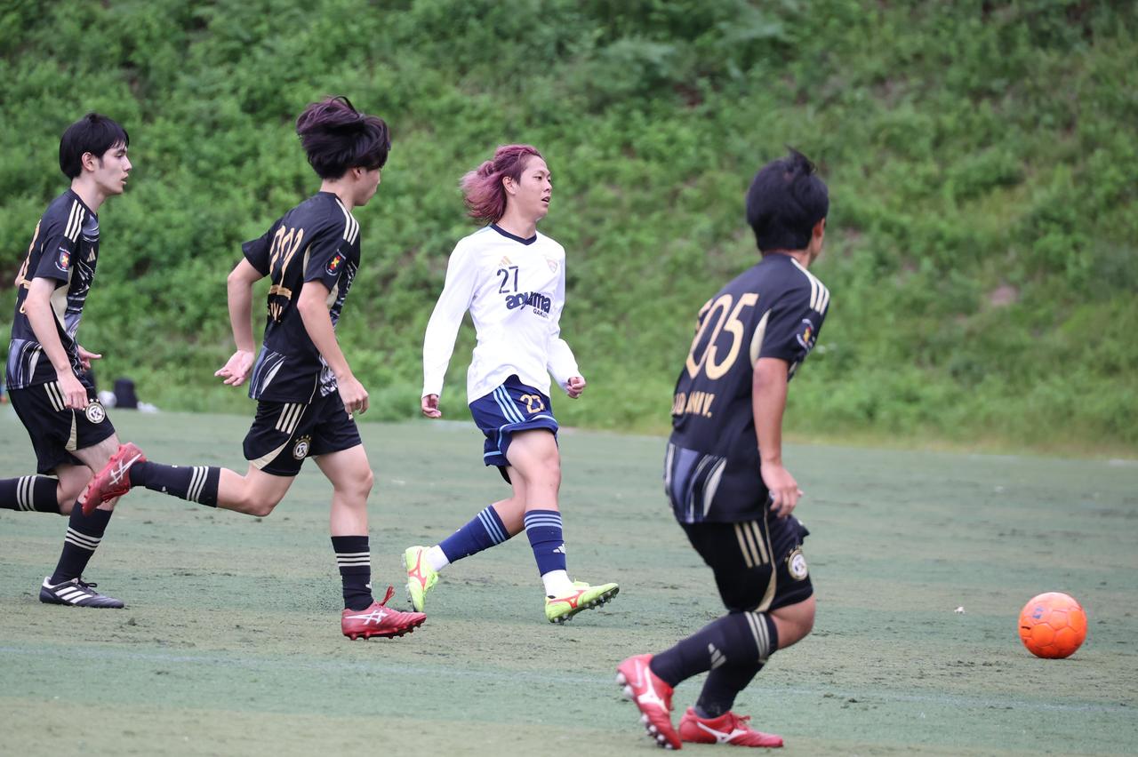 画像 : 3番目の画像 - 【写真】中盤の底でパスの配球や守備で貢献し、勝利につながる働きを見せた杉山（写真◎石倉利英） - サッカーマガジンWEB