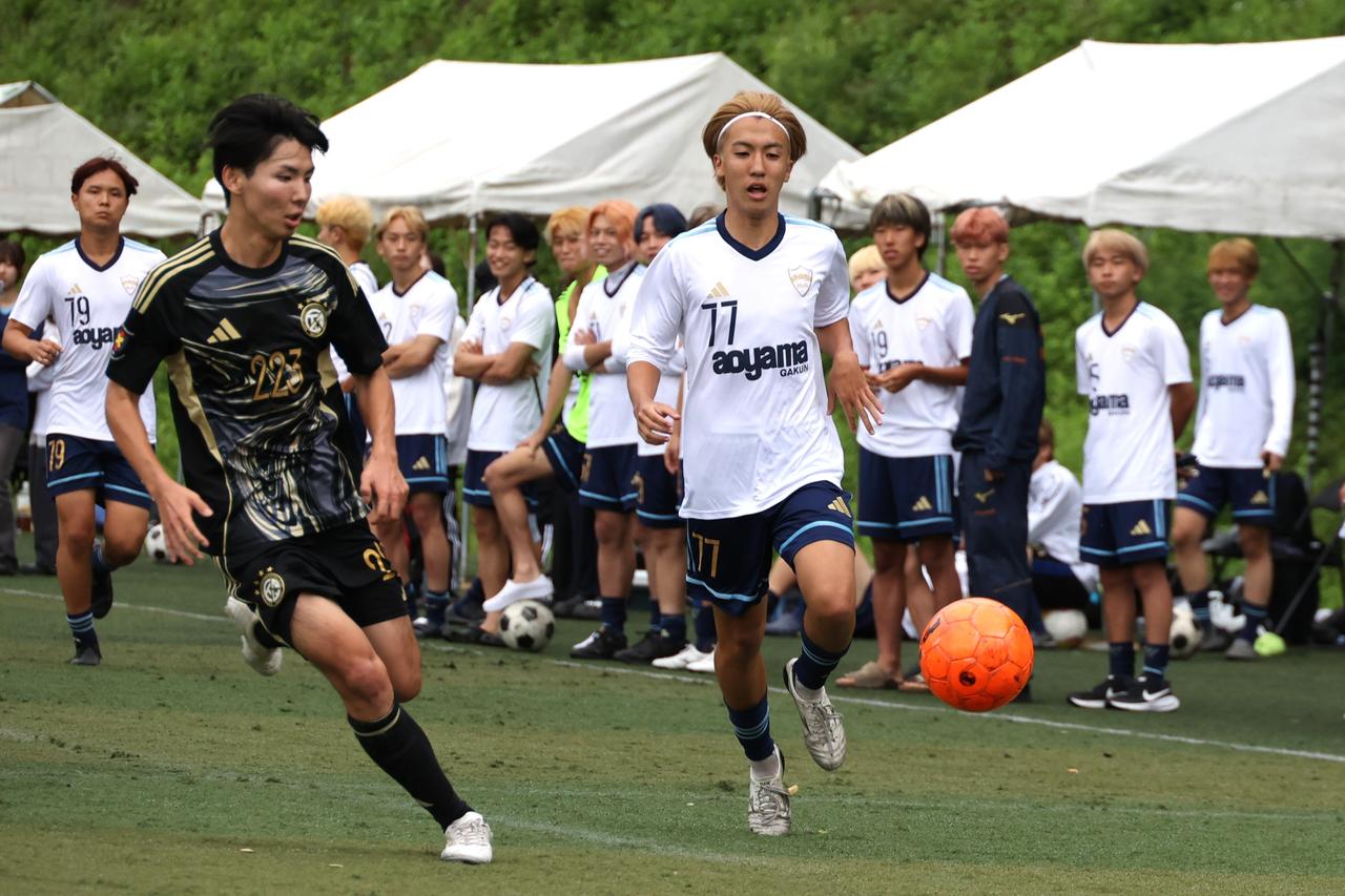 画像 : 23番目の画像 - 【写真】予選リーグ第1戦、拓殖大学Adriano FC（オレンジ）と早稲田大学荒友キッカーズB（赤×黒）、青山学院大学理工サッカー部A（白）と慶應義塾大学理工学部サッカー部F（黒）の激闘！（写真◎石倉利英） - サッカーマガジンWEB